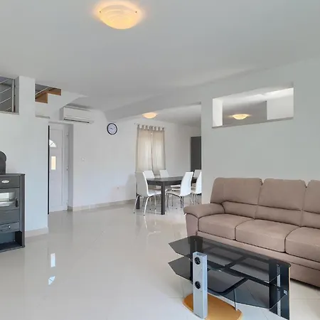Leni Kringa Holiday home