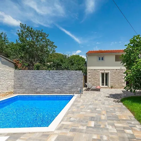 Holiday home Leni Kringa