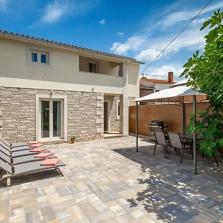 Holiday home Leni Kringa